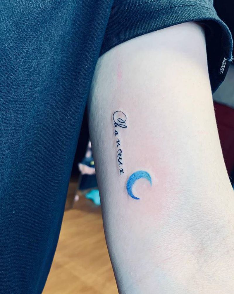 小清新纹身图片_手臂水彩花体字纹身图案