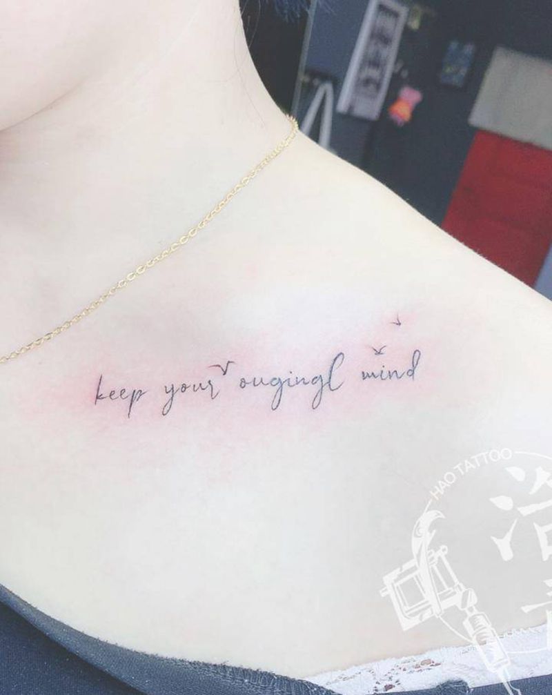 字母纹身图片_肩部小字母纹身图案