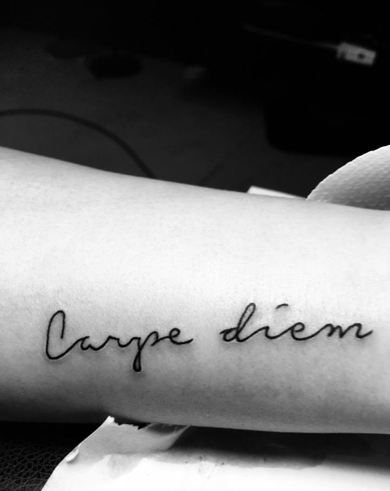 小字母纹身图片_手臂小清新纹身图案