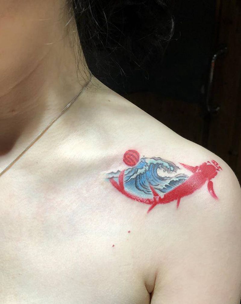 水墨风鱼和水浪纹身图片_胸部背部水墨水彩纹身图案