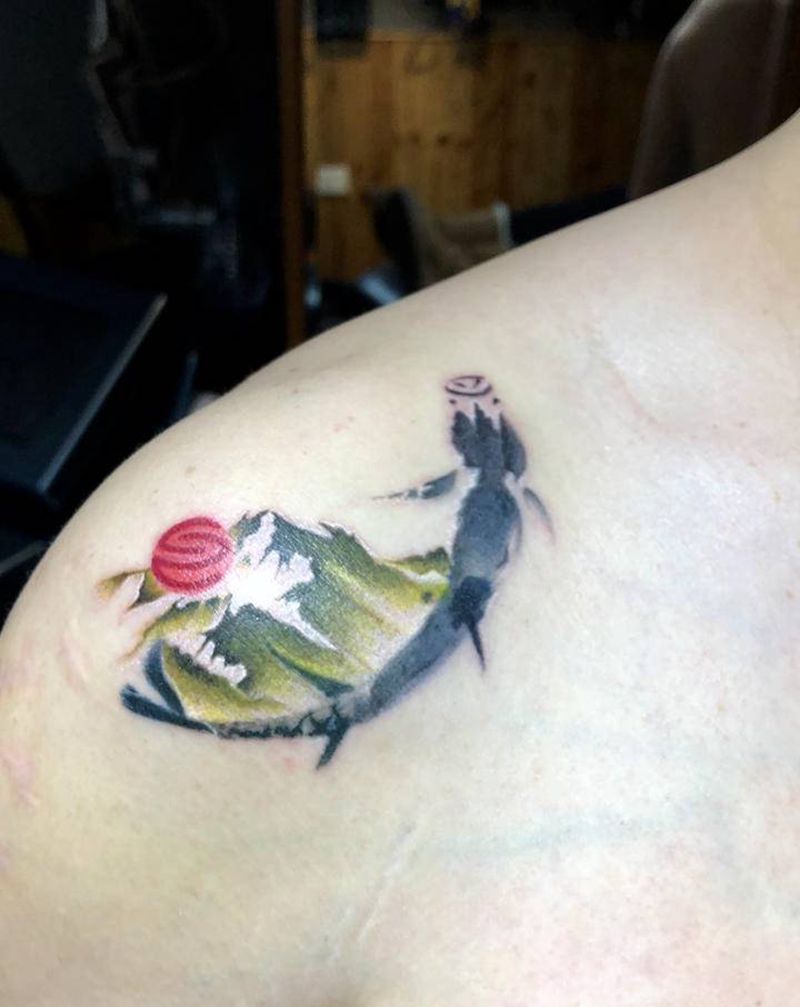 水墨风山和鱼纹身图片_背部肩部水墨水彩纹身图案