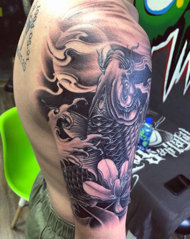 大臂锦鲤纹身图片_手臂新传统纹身图案