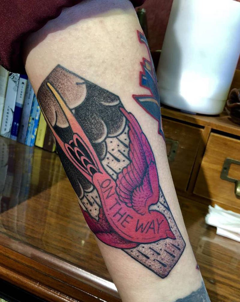 棺材燕子纹身图片_手臂Old School纹身图案