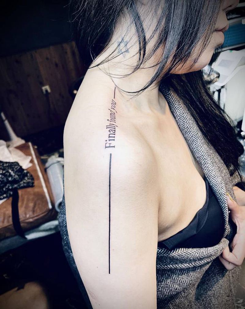 直线英文纹身纹身图片_手臂肩部花体字几何纹身图案