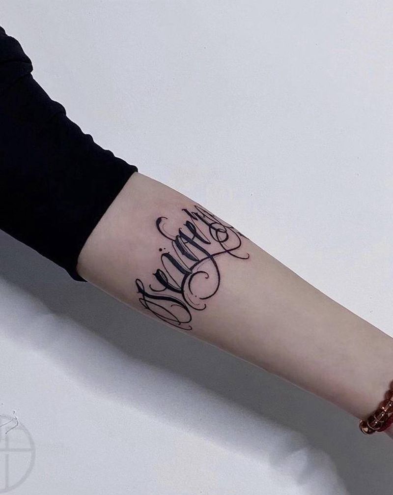 小臂花体字纹身图片_手臂花体字纹身图案