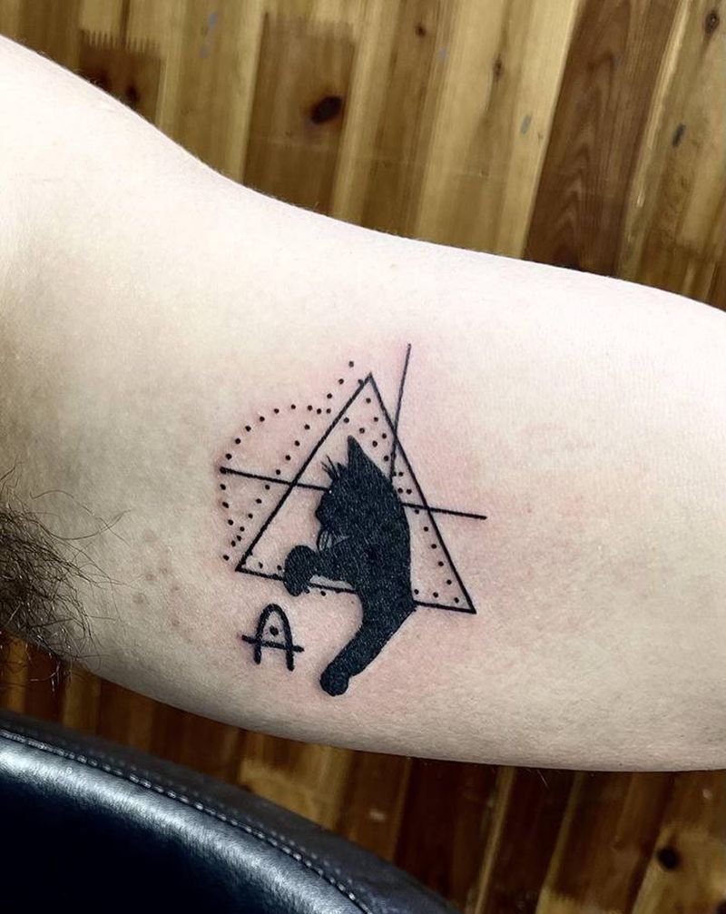 几何猫咪纹身纹身图片_手臂背部几何纹身图案