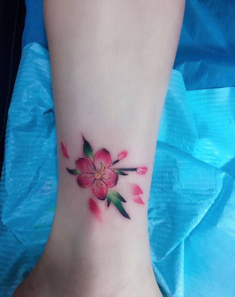 脚踝小花纹身图片_腿部新传统纹身图案