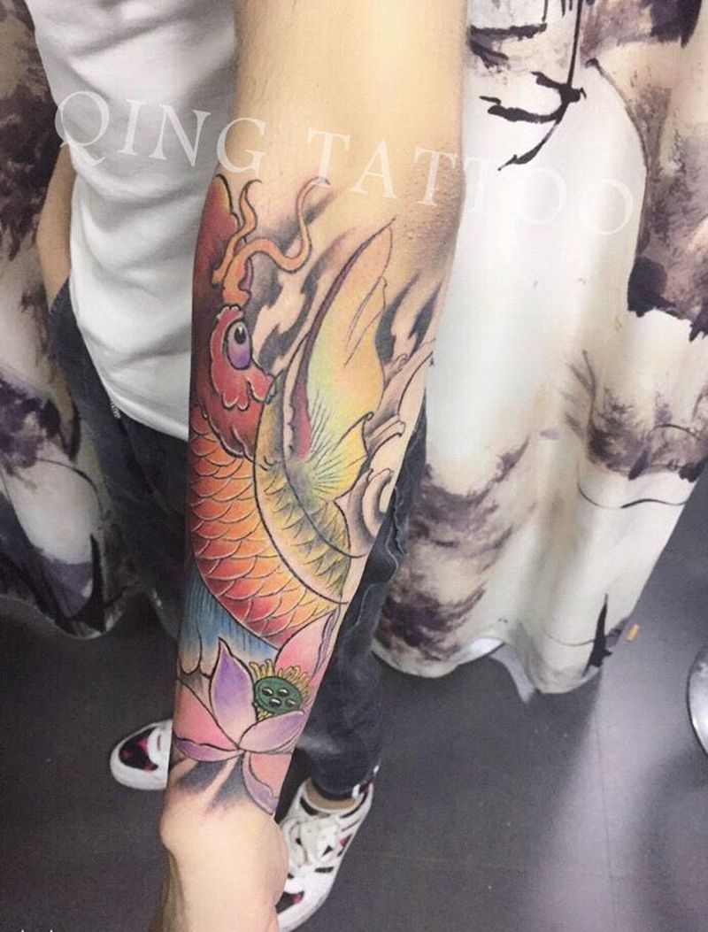 鲤鱼花臂纹身图片_手臂老传统纹身图案