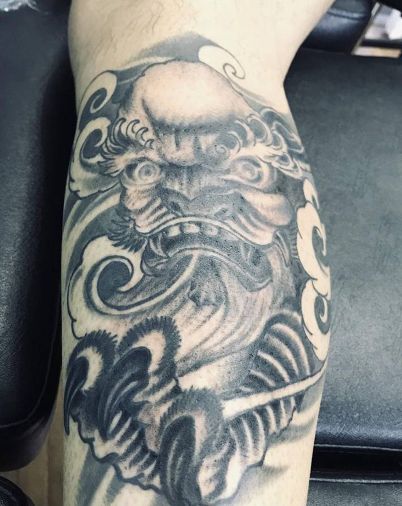 福狮纹身图片_腿部纹身图案