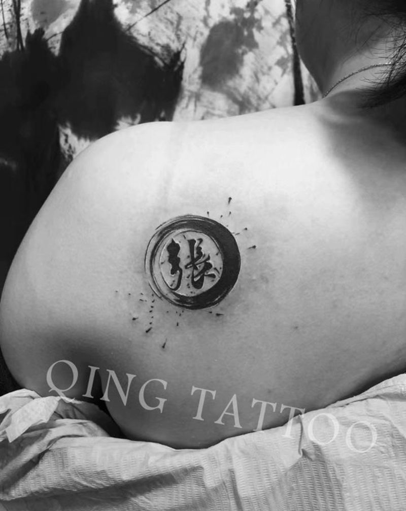 旧图修改纹身图片_肩部水墨纹身图案