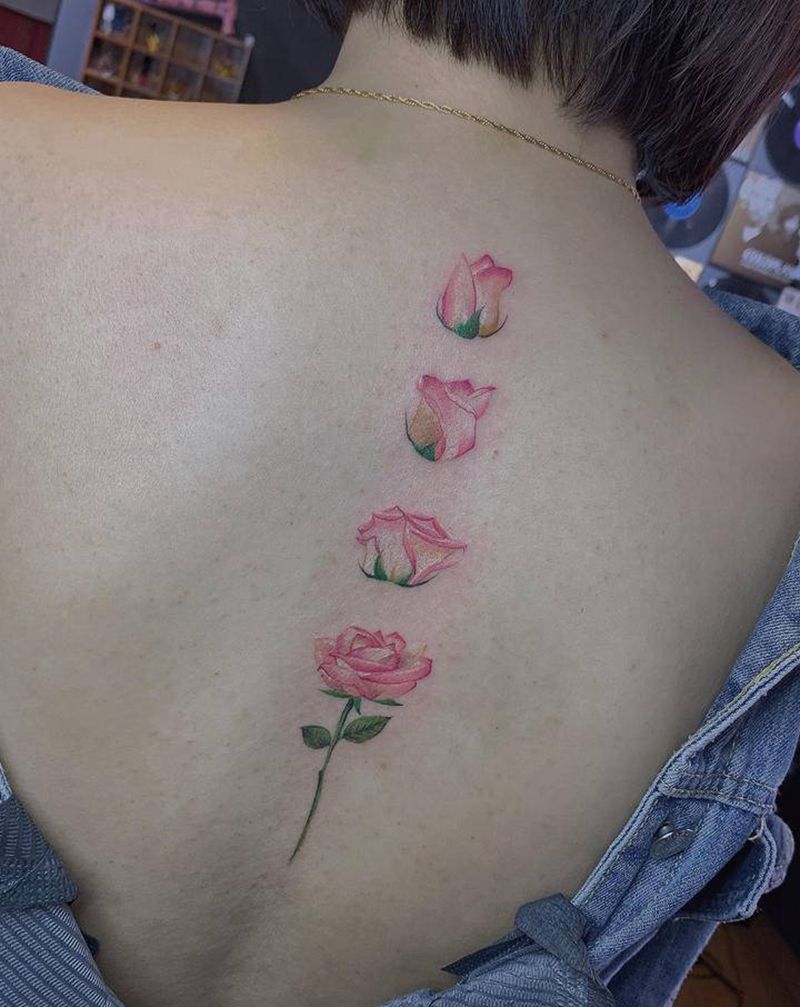 绽放的玫瑰纹身图片_背部水彩纹身图案