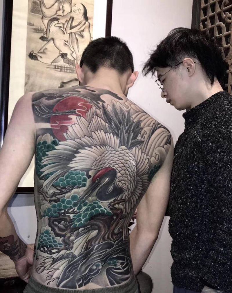 鹤纹身图片_背部新传统鹤纹身图案