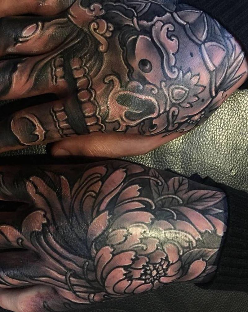 花手纹身图片_手部新传统纹身图案