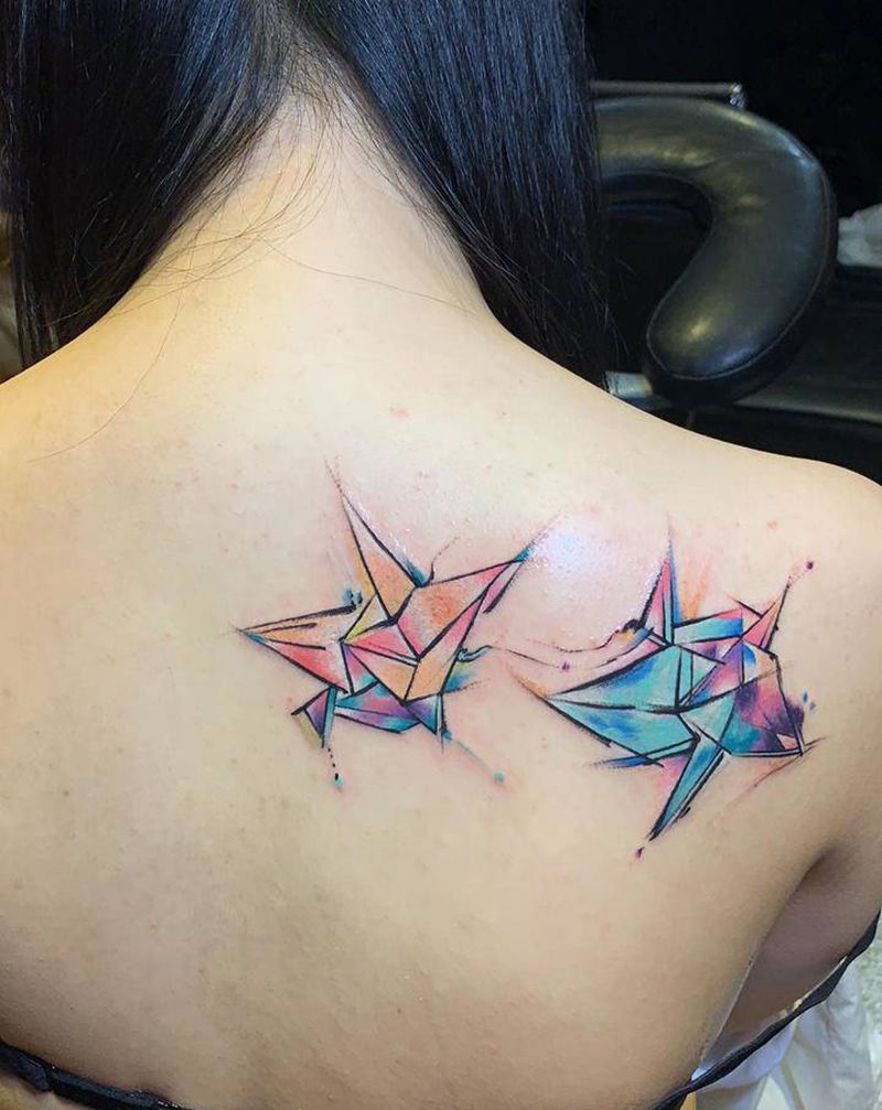 彩色千纸鹤纹身图片_背部水彩纹身图案