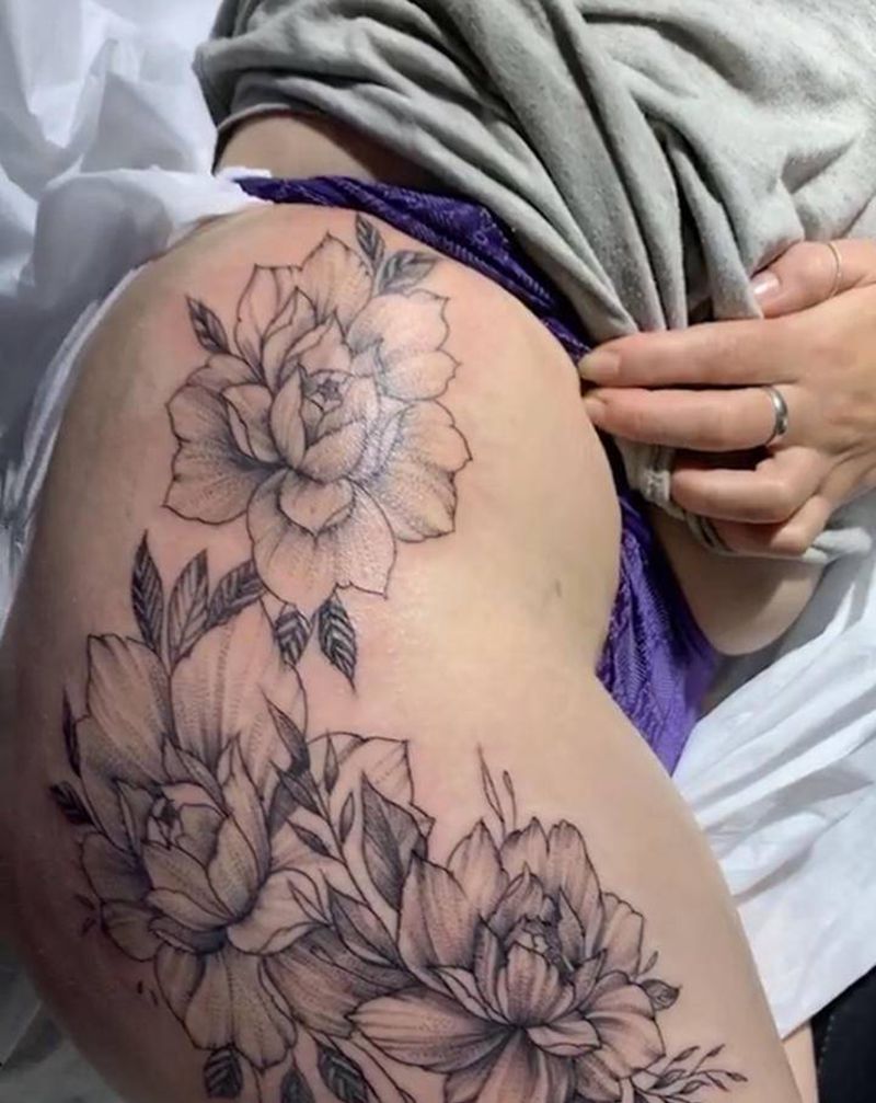 素花纹身图片_臀部纹身图案