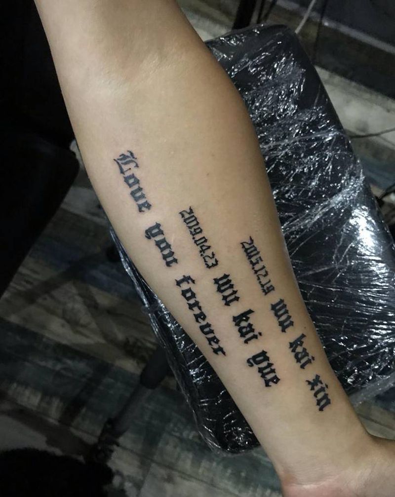 哥特式字母纹身图片_手部花体字纹身图案