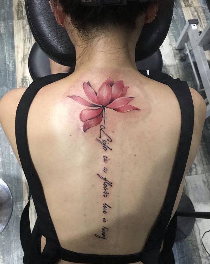 荷花字母纹身图片_背部水彩纹身图案