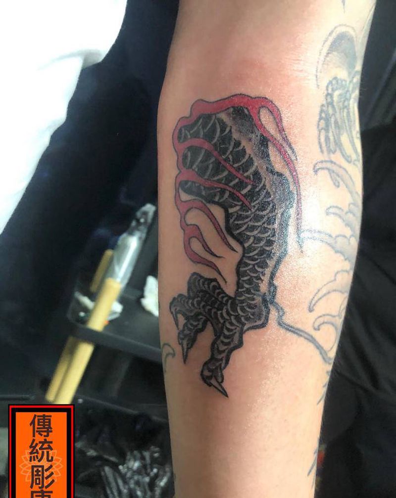 传统龙爪纹身图片_肩部手臂老传统纹身图案