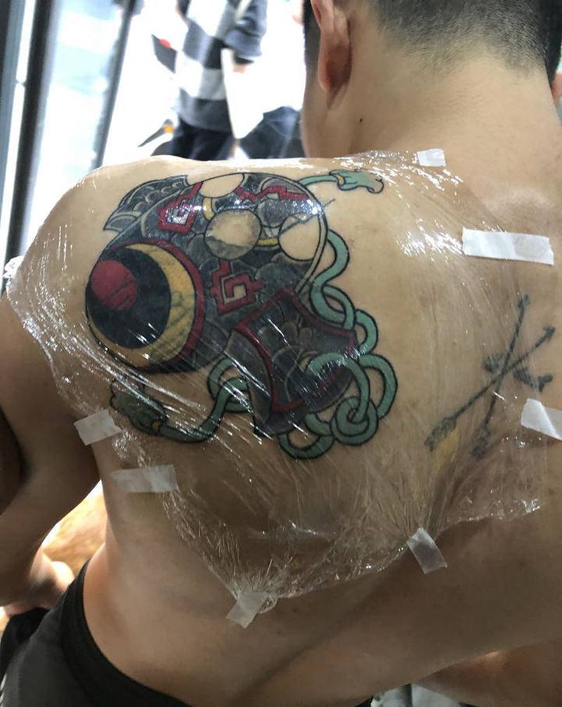 遮盖未完成纹身图片_肩部老传统纹身图案