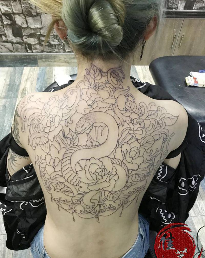 蛇花纹身图片_背部纹身图案