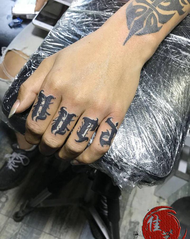 花体字纹身图片_手部花体字纹身图案