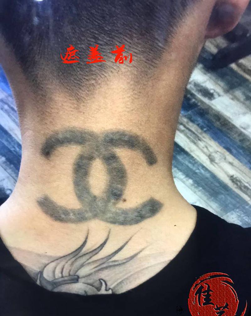 花体字纹身图片_颈部花体字纹身图案