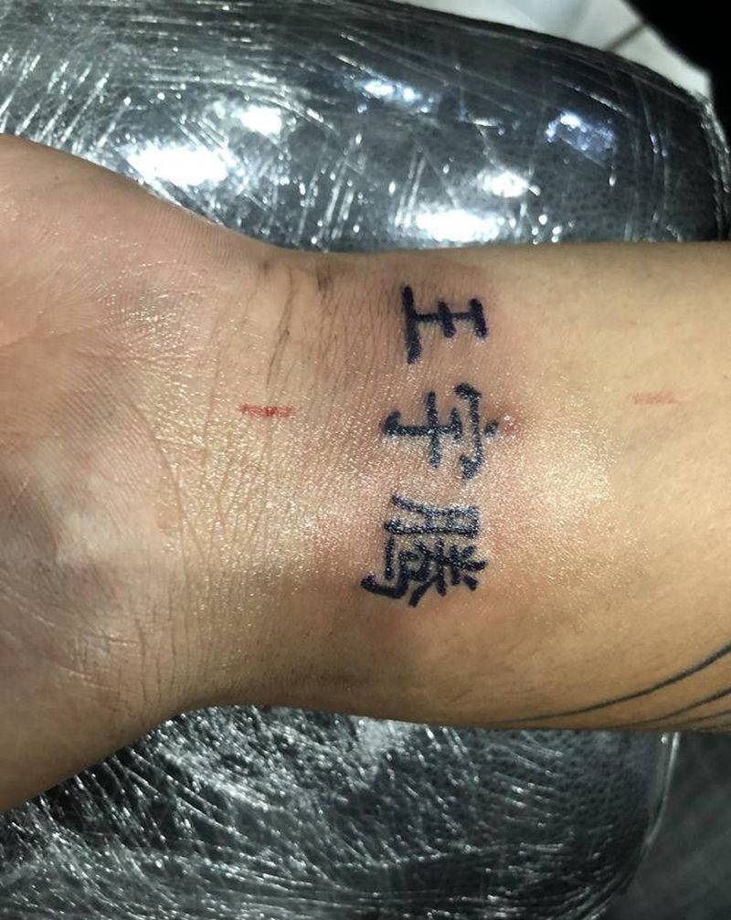 小作纹身图片_手部手臂花体字图腾纹身图案