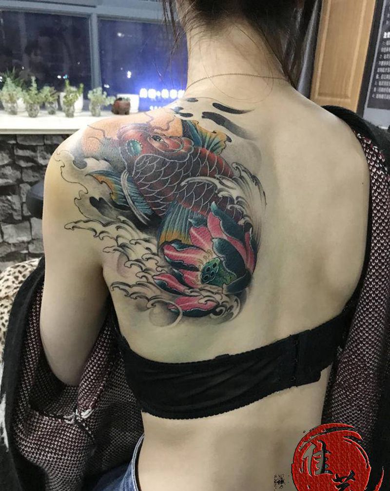小鲤鱼纹身图片_背部新传统纹身图案