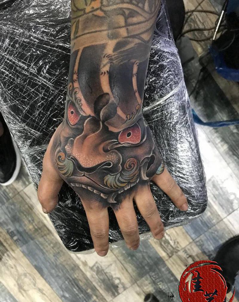 唐狮纹身图片_手部新传统纹身图案