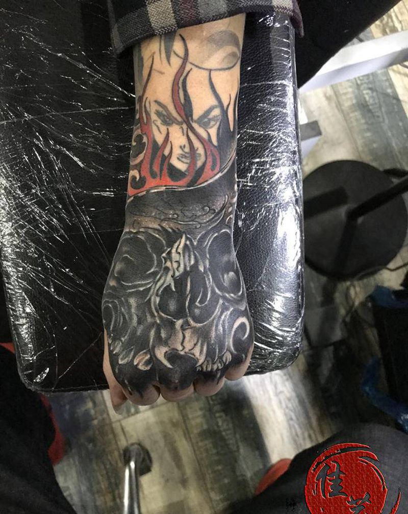 骷髅手纹身图片_手部New School纹身图案