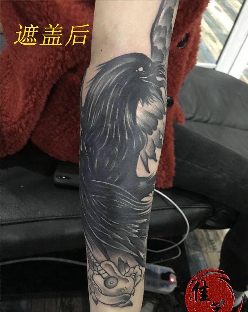 乌鸦遮盖纹身图片_手臂新传统纹身图案