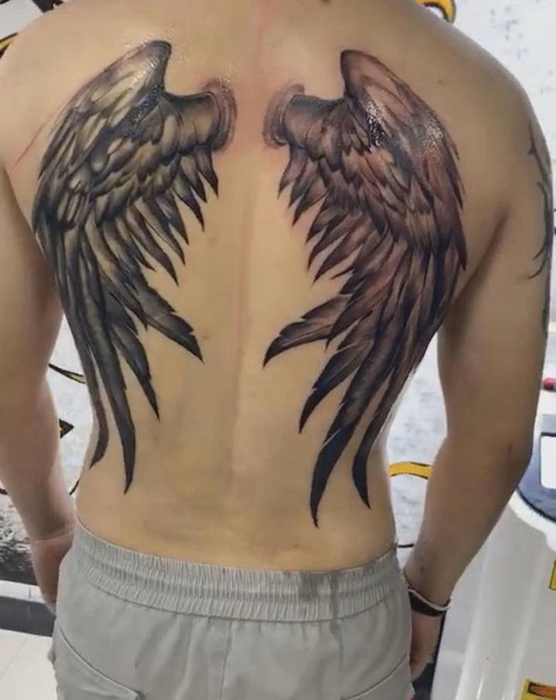 翅膀纹身图片_背部纹身图案