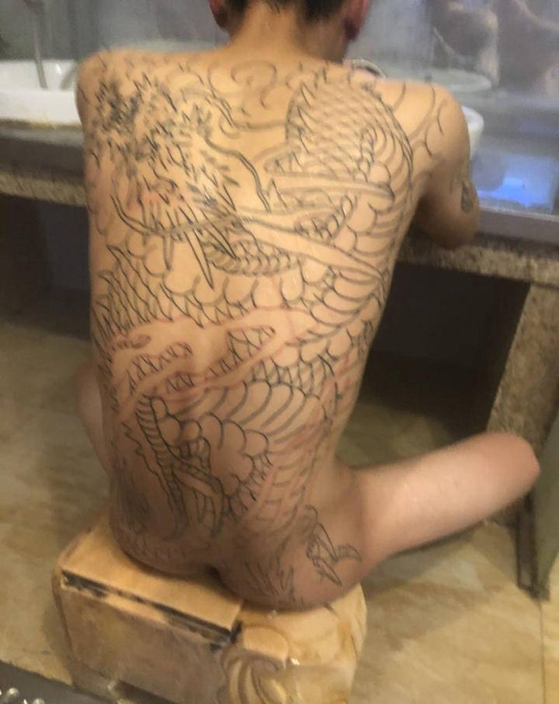 满背到大腿未完成纹身图片_背部老传统纹身图案