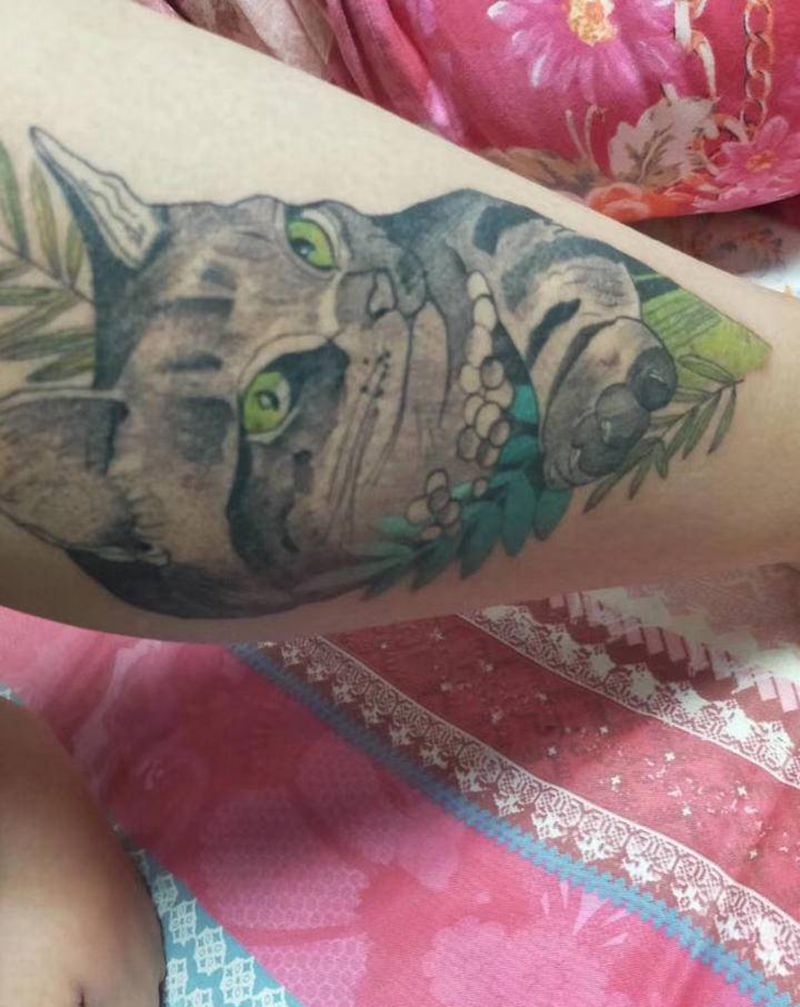 情侣猫纹身图片_腿部点刺纹身图案