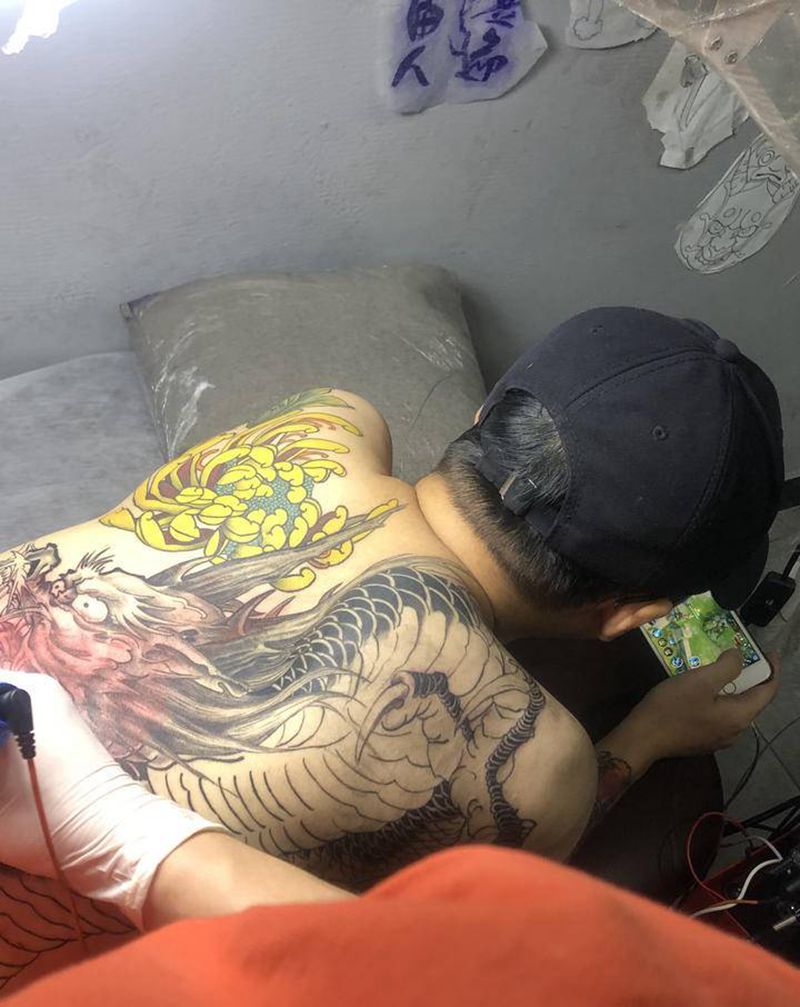 刺青的过程总是那么愉快纹身图片_背部新传统纹身图案