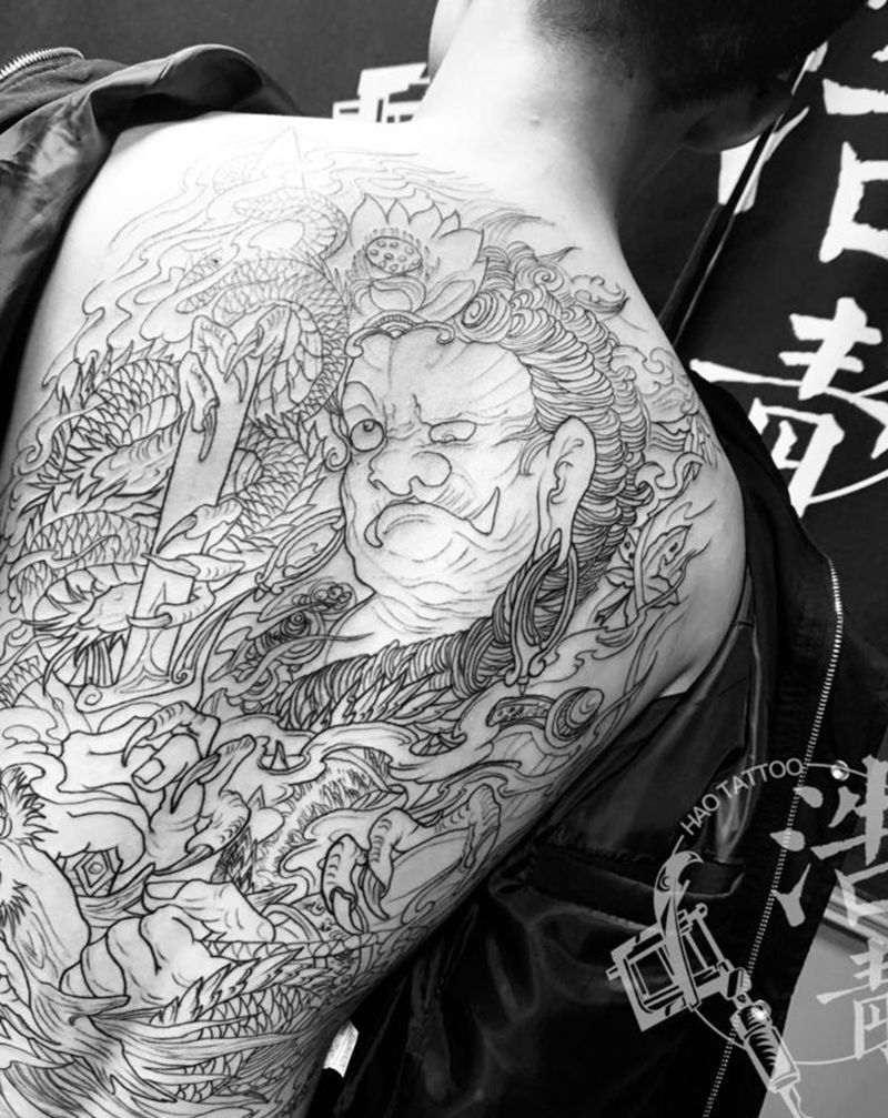满背线条纹身图片_背部老传统纹身图案