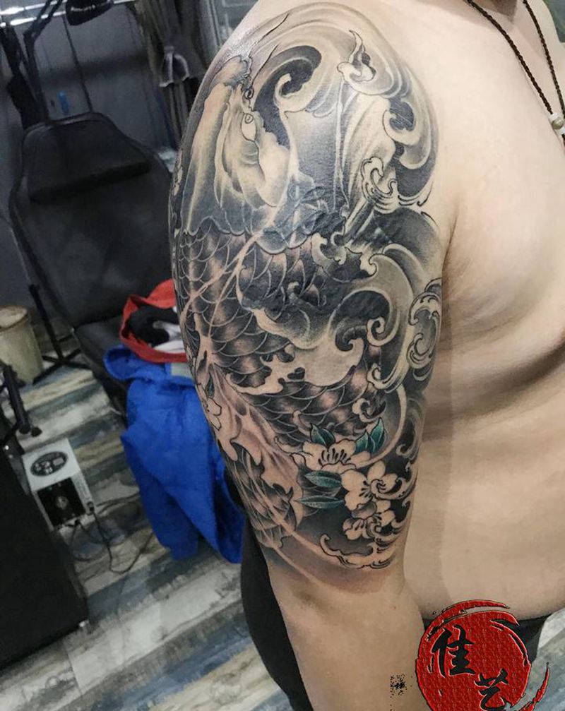 鲤鱼遮盖纹身图片_手臂新传统纹身图案