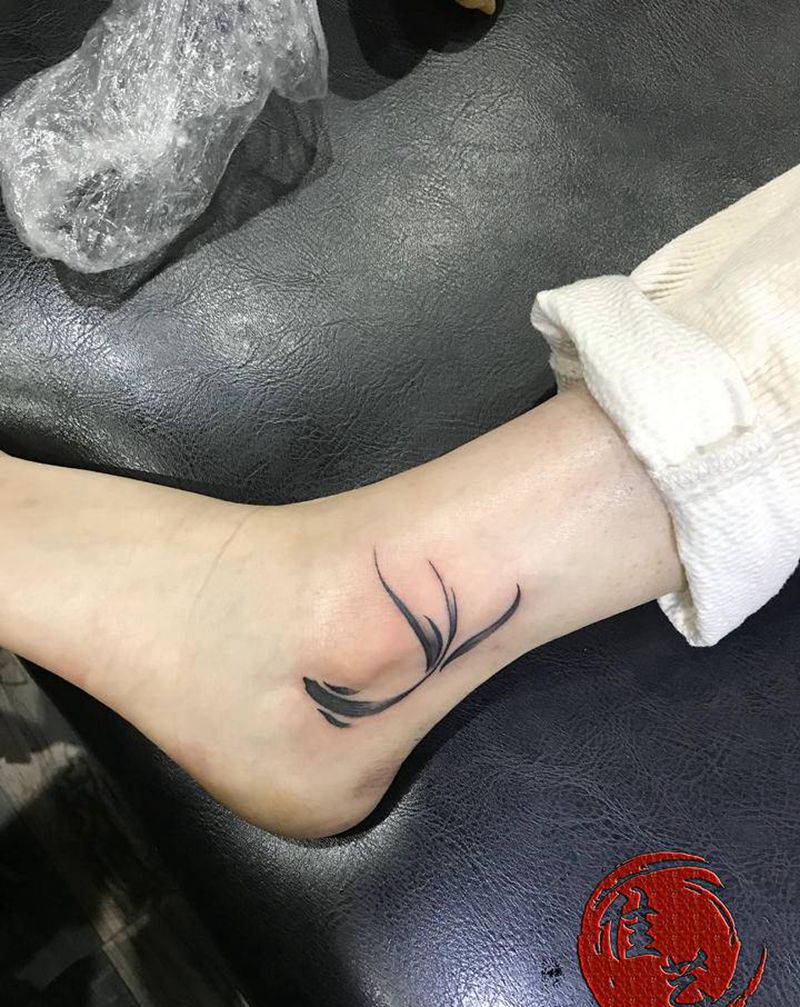 水墨鱼纹身图片_脚部水墨纹身图案