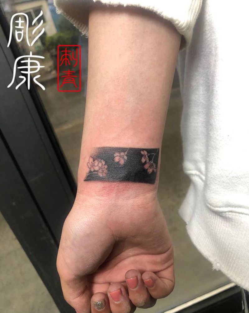 遮盖纹身图片_手臂点刺水墨纹身图案