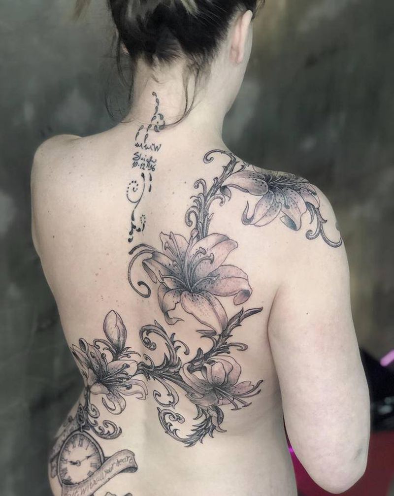 手绘百合纹身图片_背部肩部水墨纹身图案