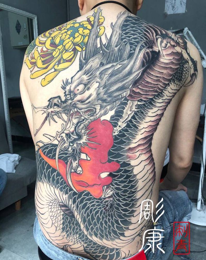 新传统 腾龙纹身图片_背部新传统欧美写实纹身图案