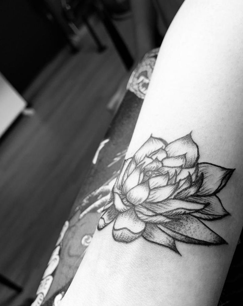 莲花纹身图片_手臂老传统纹身图案