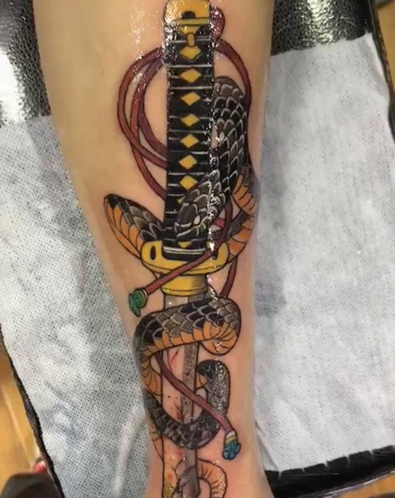 蛇，匕首纹身图片_手臂新传统纹身图案