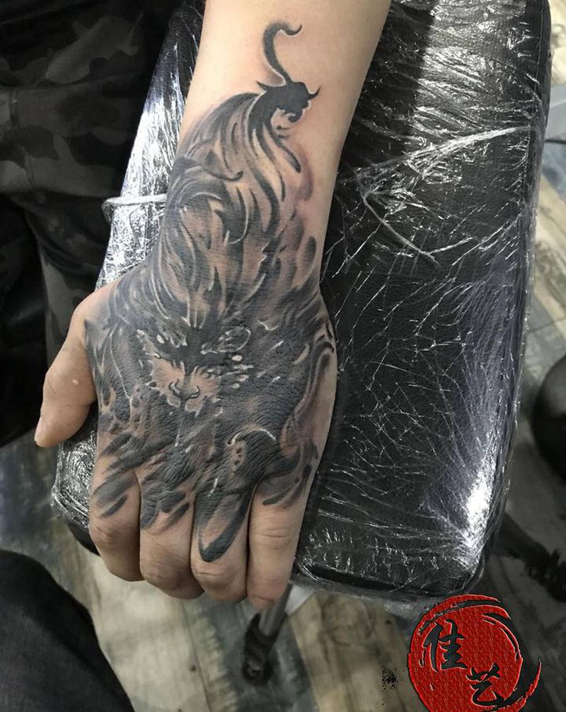花手猴子纹身图片_手部水墨New School纹身图案