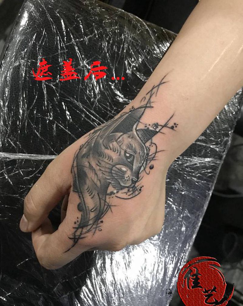 猞猁纹身图片_手部几何New School纹身图案