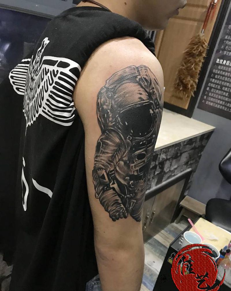 宇航员纹身图片_手臂New School纹身图案