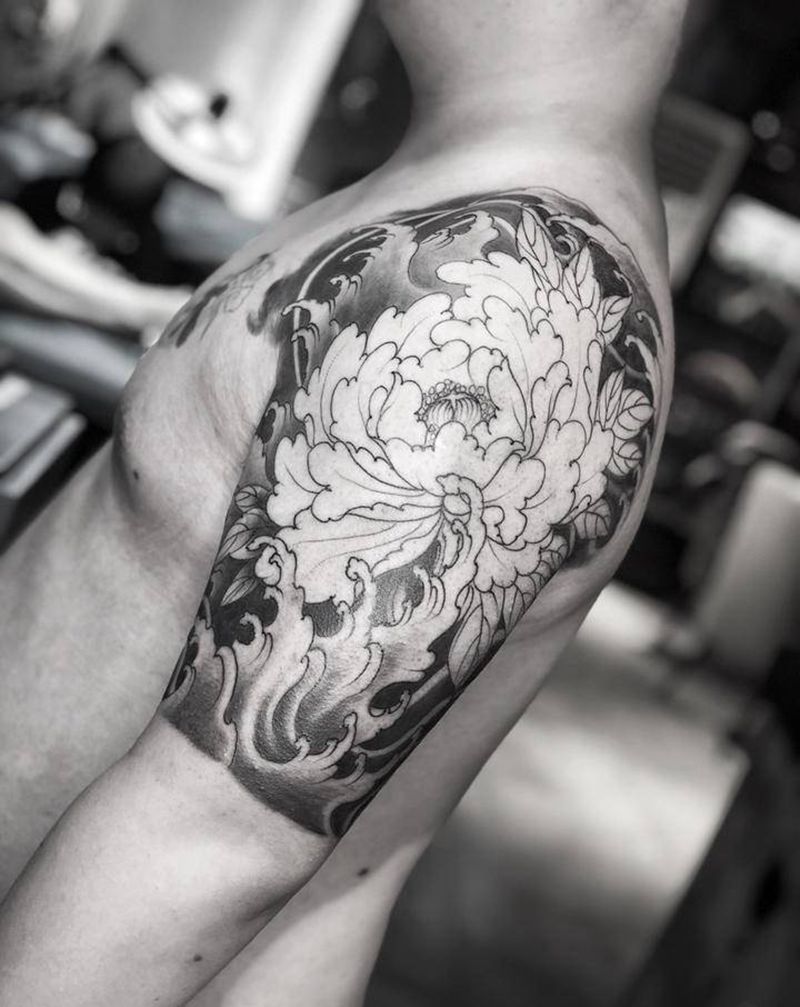 牡丹包大臂纹身图片_手臂新传统纹身图案