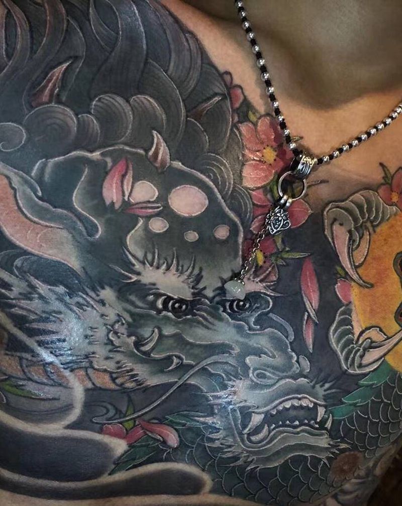 花胸纹身图片_胸部新传统纹身图案