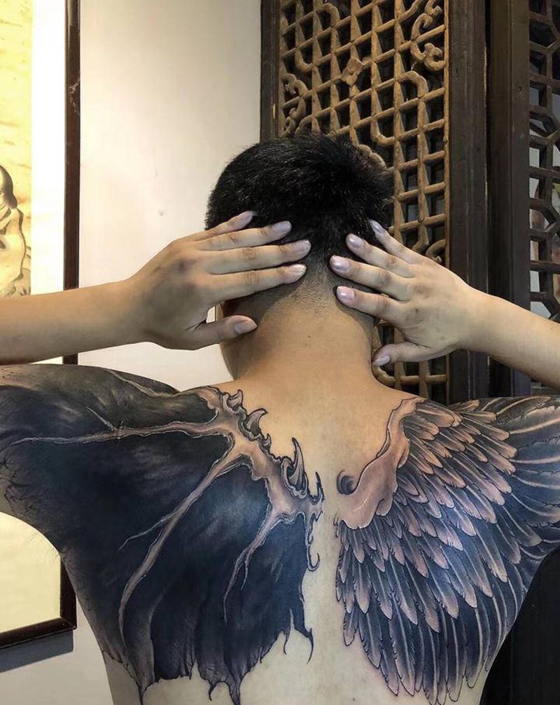 羽翼纹身图片_背部新传统纹身图案