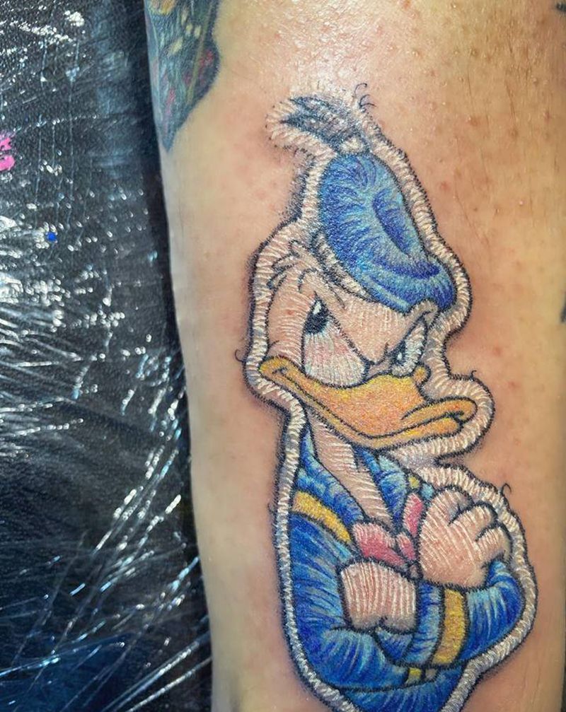 刺绣唐老鸭纹身图片_欧美写实New School纹身图案